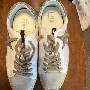 Shushop casual tennis shoes. Suede material in front. Star on side. Size 9.